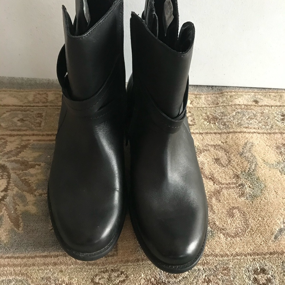 Clarks waterproof black boots 10M